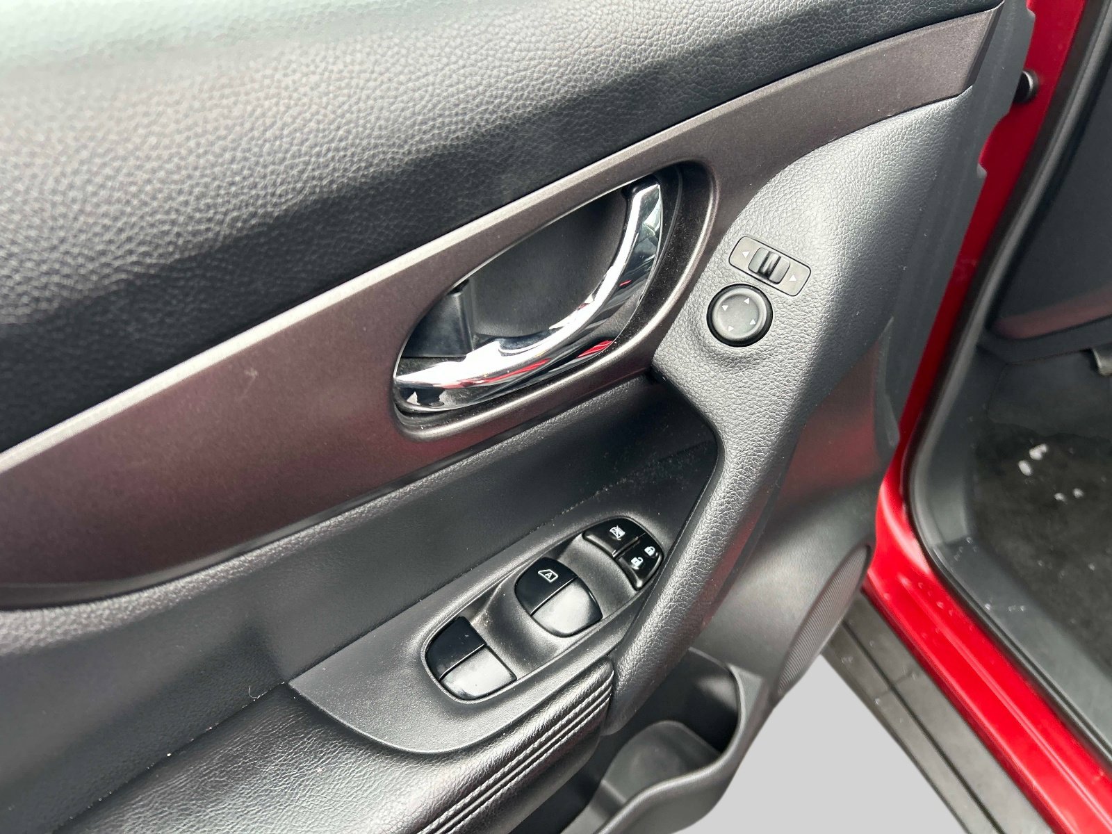 Used 2015 Nissan Rogue SV image 19