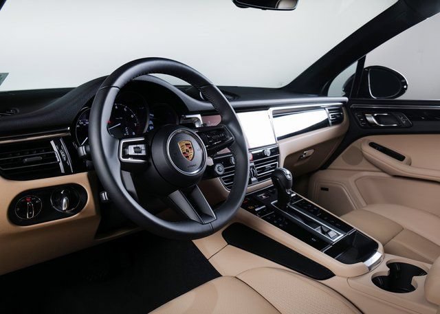 Certified 2026 Porsche Macan AWD/4WD image 4
