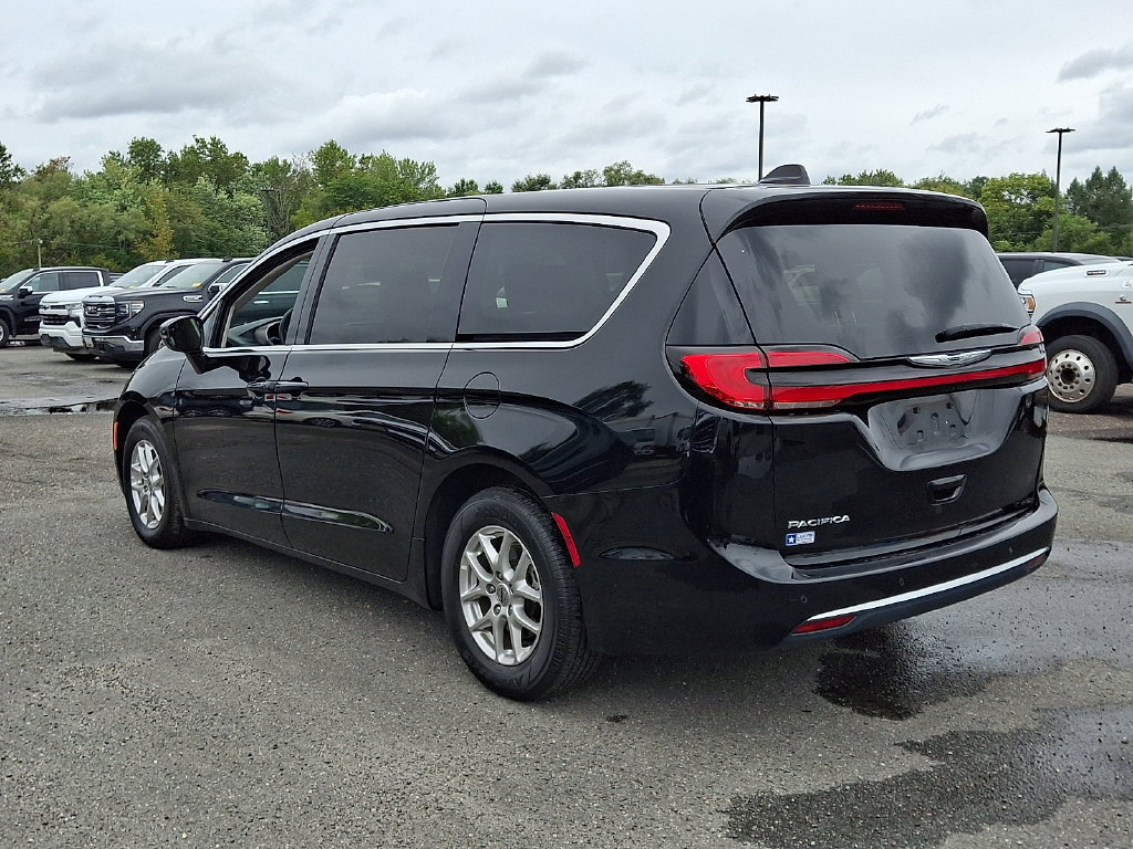 Used 2024 Chrysler Pacifica Touring-L FWD image 8