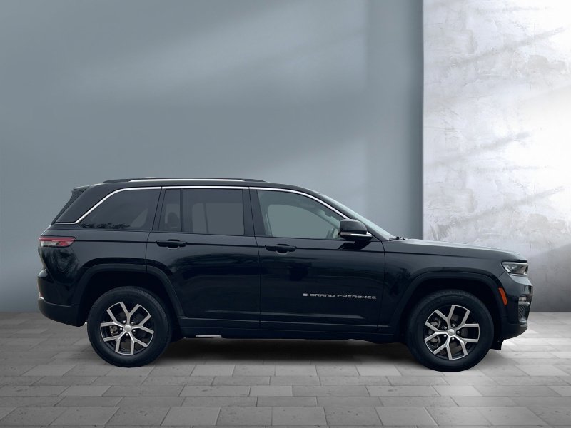 Used 2023 Jeep Grand Cherokee Limited image 7