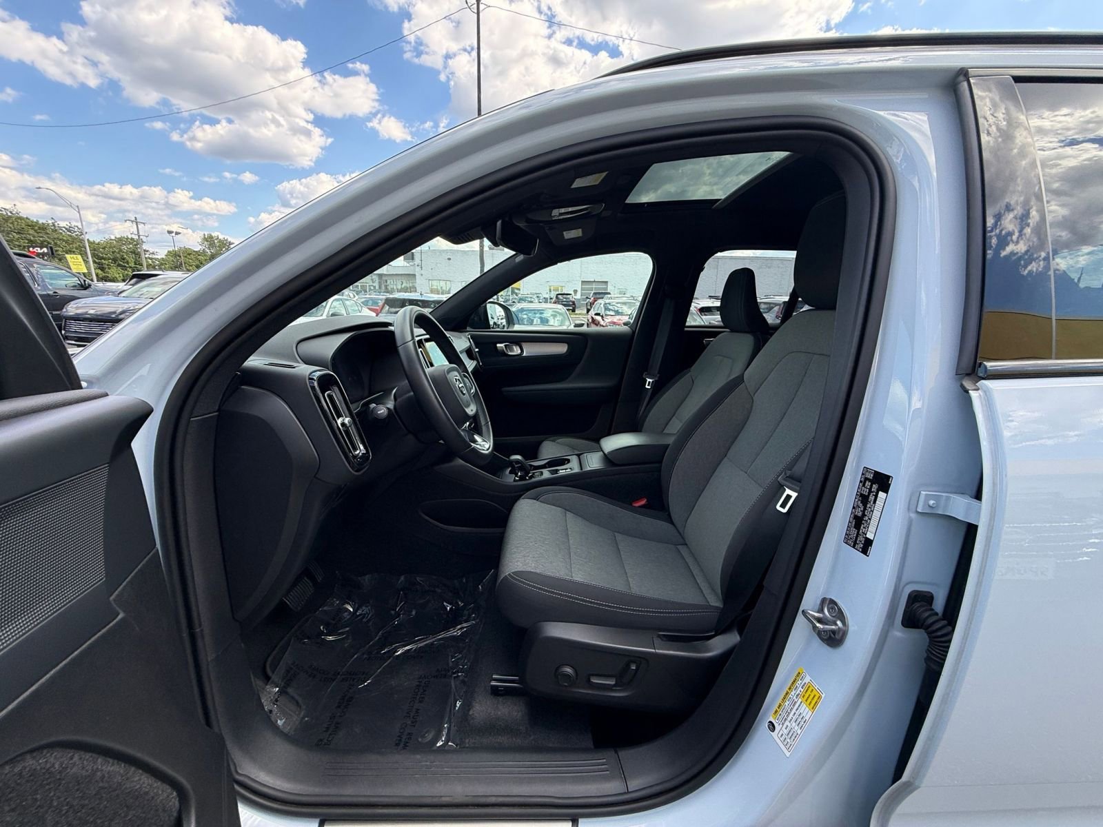Used 2024 Volvo XC40 B5 Core AWD/4WD image 28