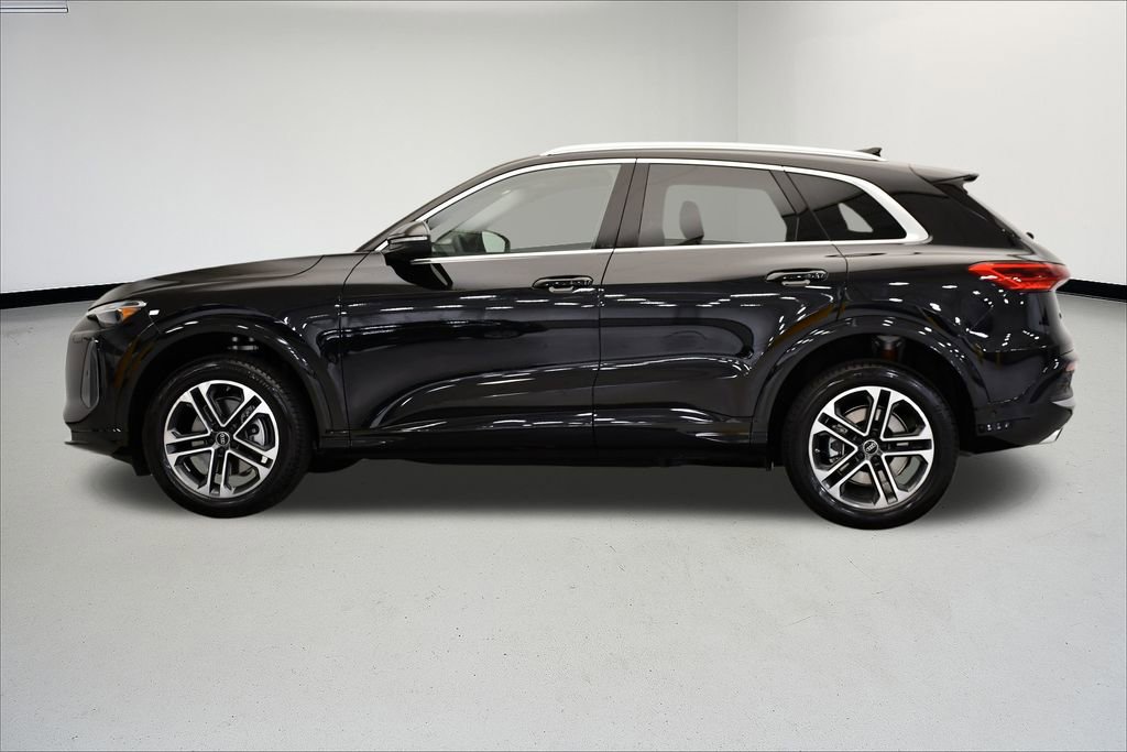 Used 2025 Audi Q5 Premium w/ Convenience Package image 2