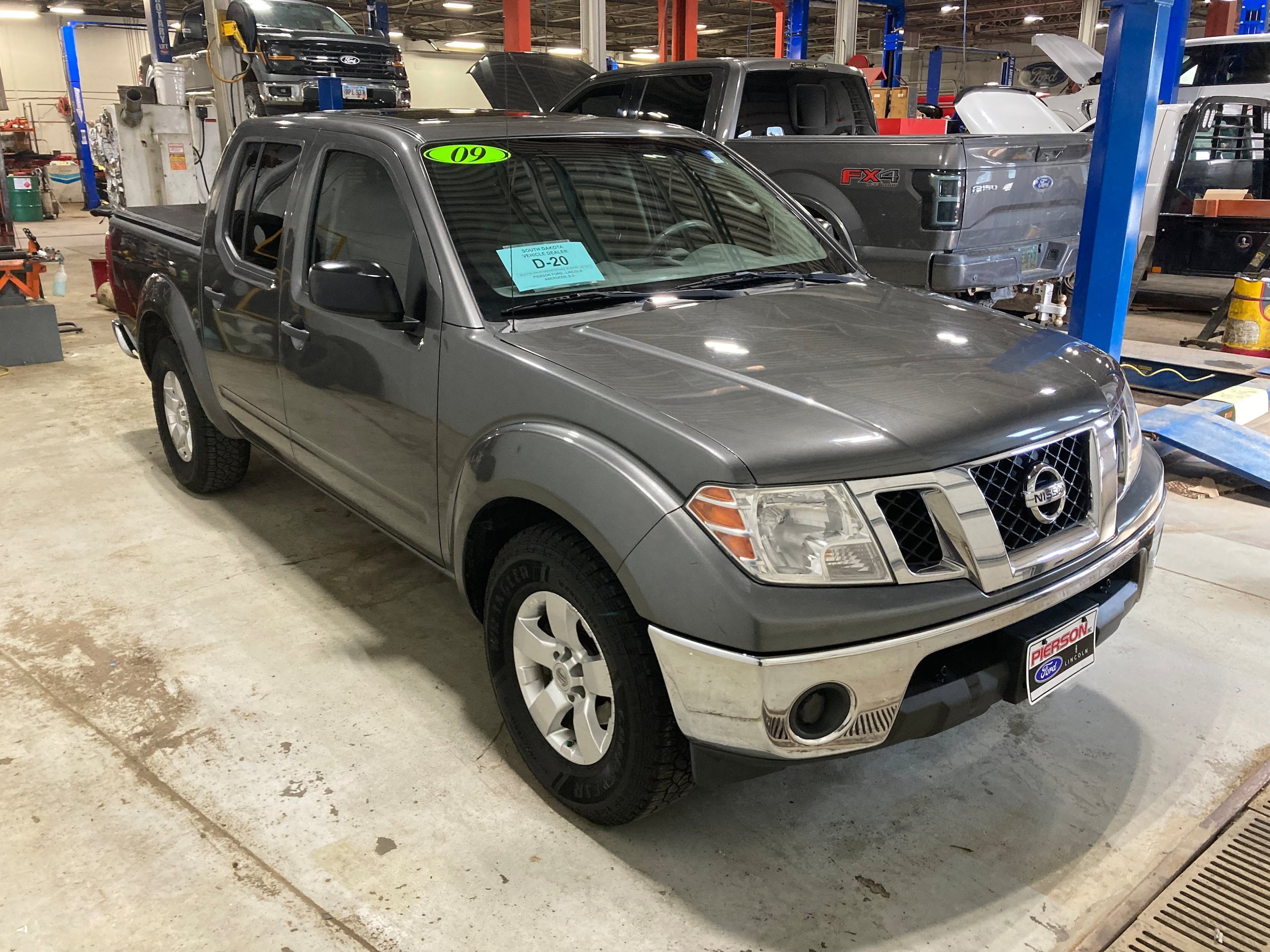 Used 2009 Nissan Frontier SE w/ SE Value Truck Pkg RWD image 3