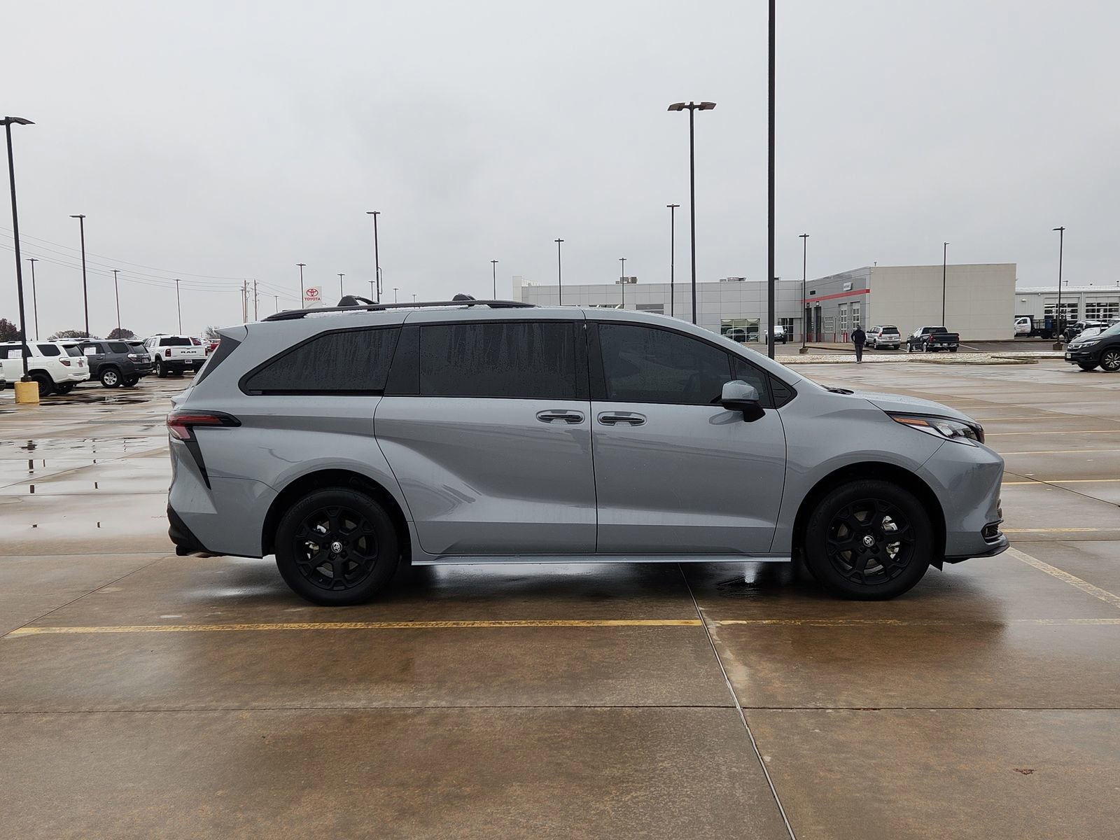 Used 2025 Toyota Sienna XLE Woodland Edition image 7