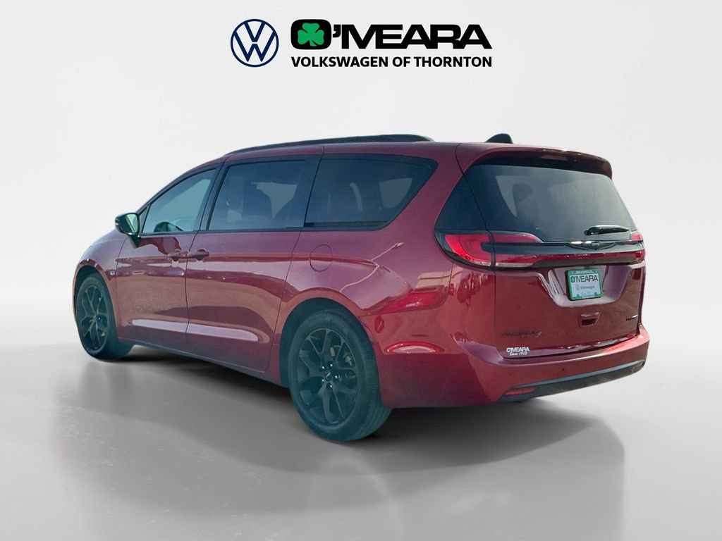 Used 2025 Chrysler Pacifica Limited image 3