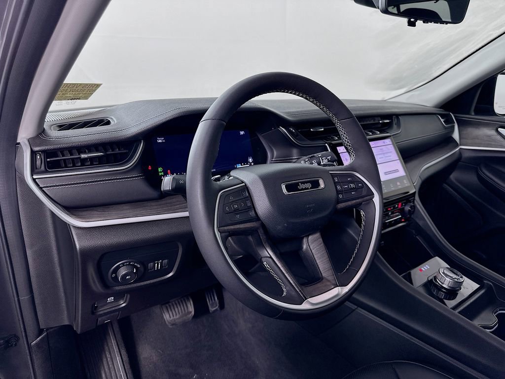 Used 2024 Jeep Grand Cherokee Limited w/ Luxury Tech Group II image 9