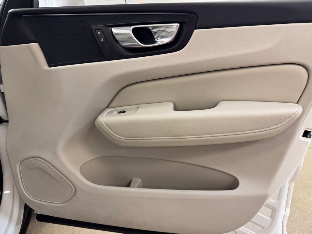 Used 2023 Volvo XC60 B5 Plus image 30