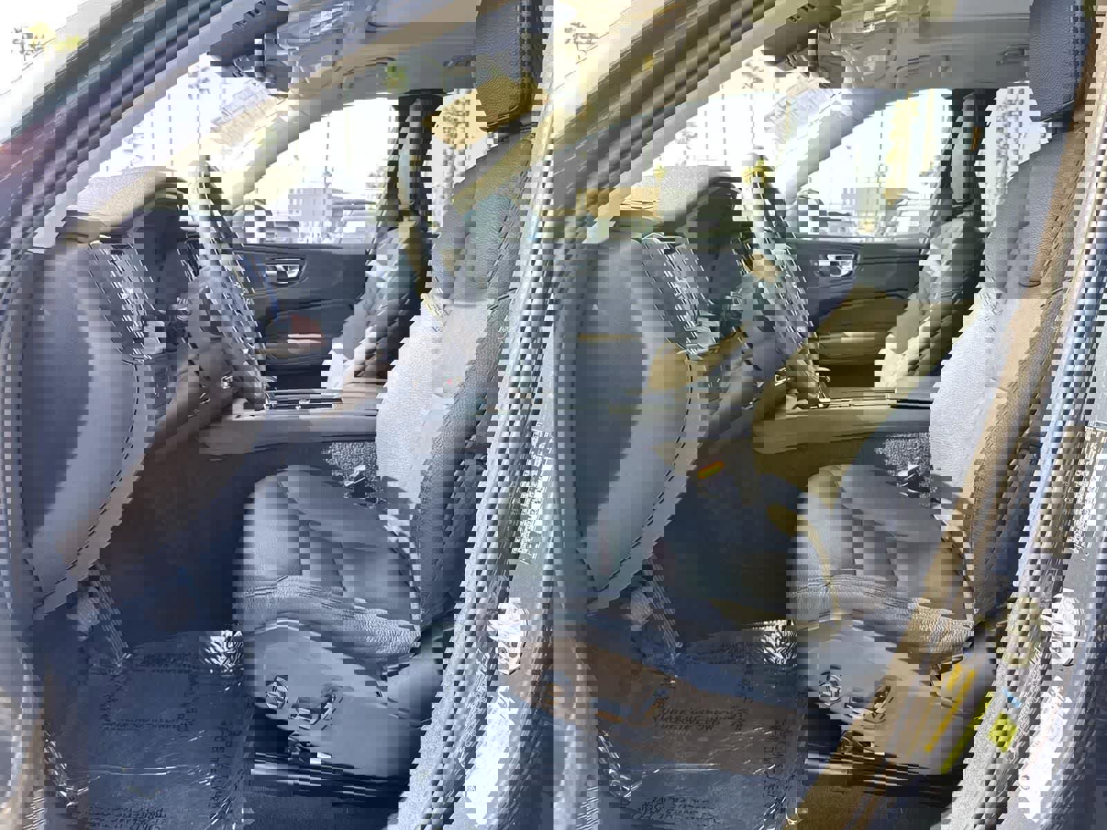 Used 2023 Volvo XC60 B5 Plus image 21