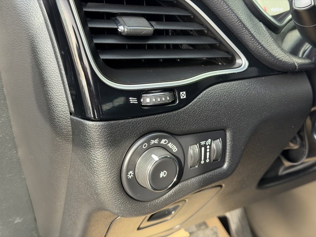 Used 2020 Jeep Cherokee Latitude Plus image 20