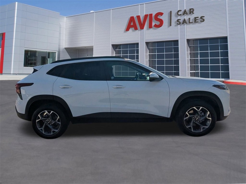 Used 2025 Chevrolet Trax LT w/ LT Convenience Package image 5