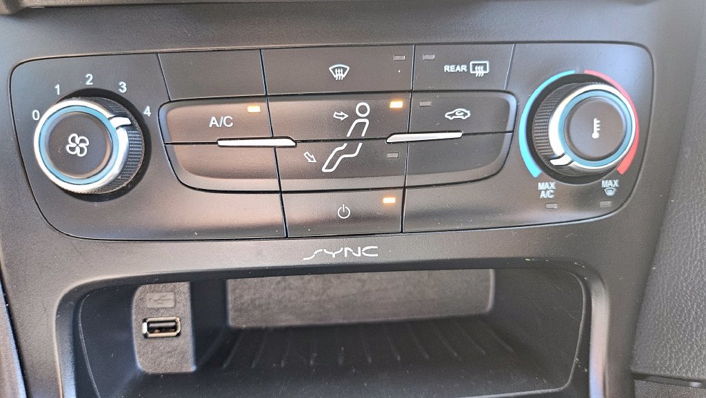 Used 2017 Ford Focus SE FWD image 35