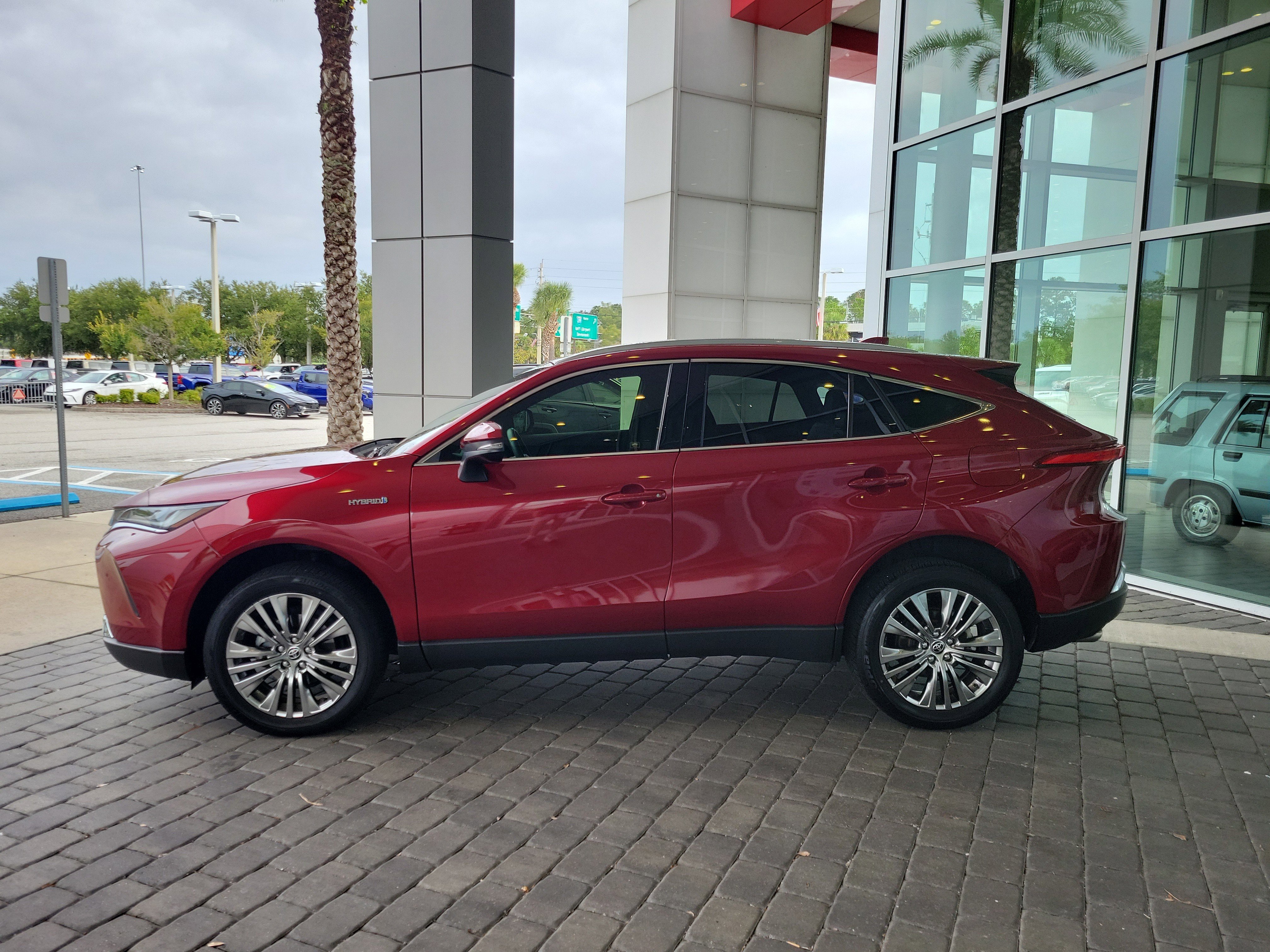 Certified 2021 Toyota Venza XLE image 3