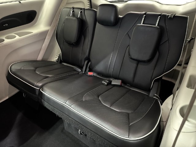 Used 2023 Chrysler Pacifica Limited FWD image 15