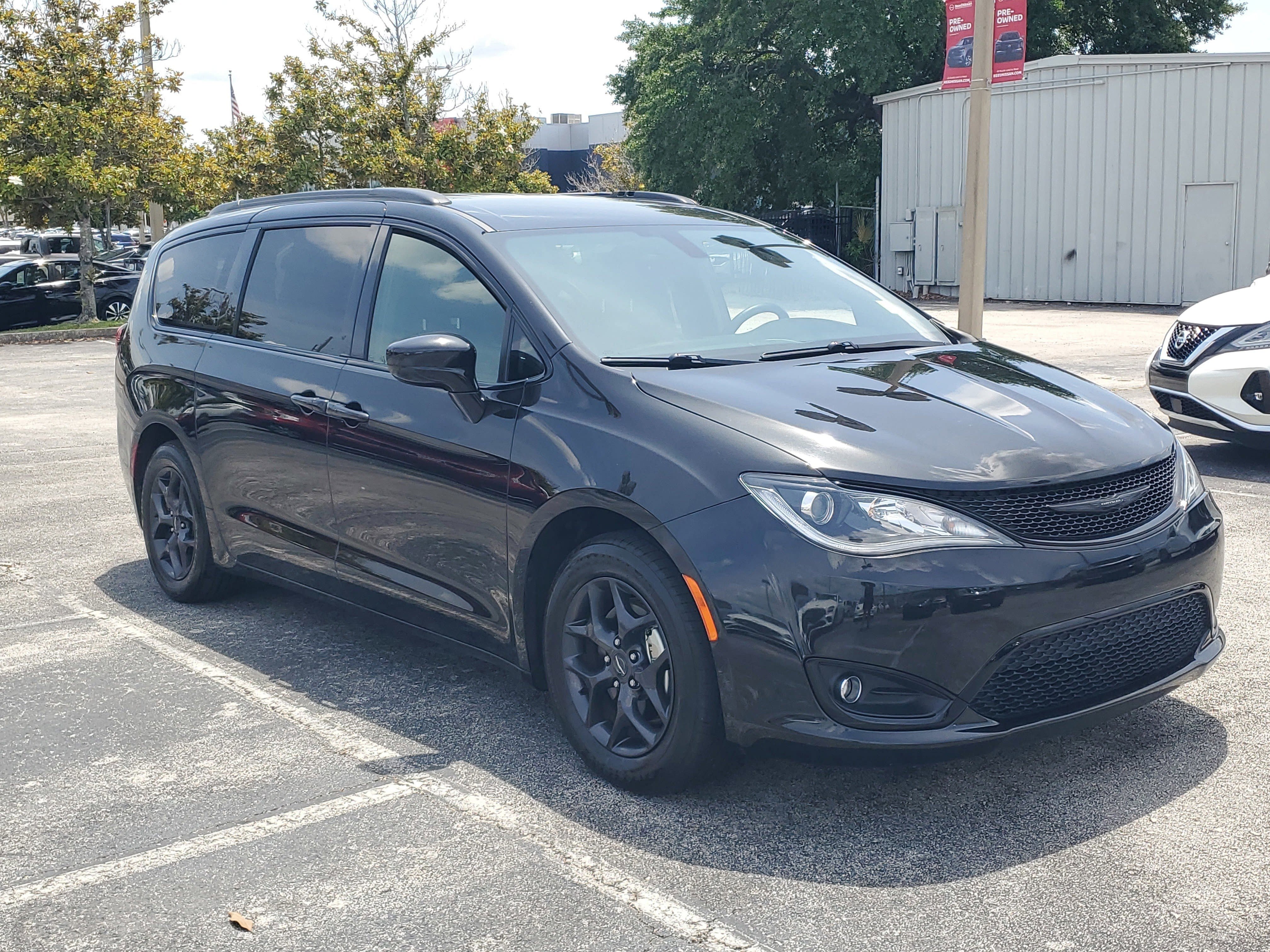 Used 2019 Chrysler Pacifica Touring-L w/ Premium Audio Group FWD image 3