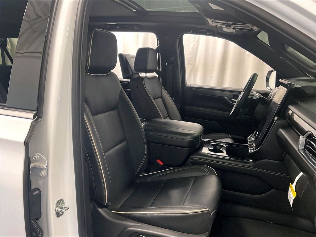Used 2025 GMC Yukon XL Elevation w/ Elevation Premium Package AWD/4WD image 11