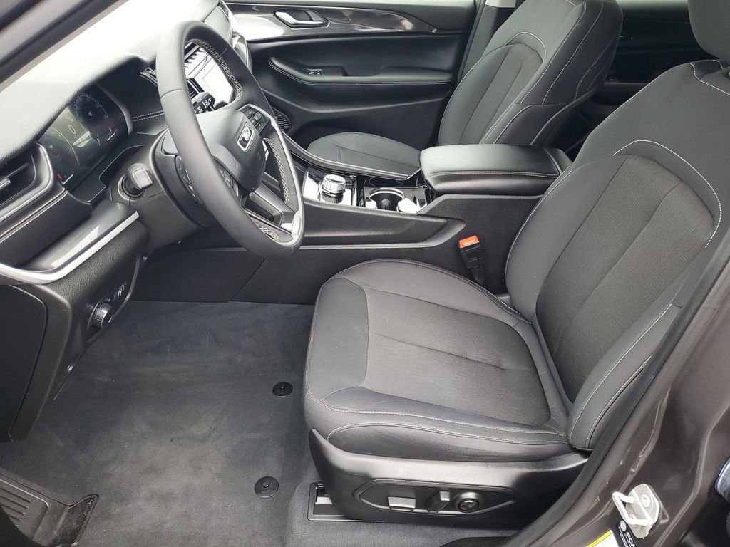 Used 2023 Jeep Grand Cherokee L Laredo image 5