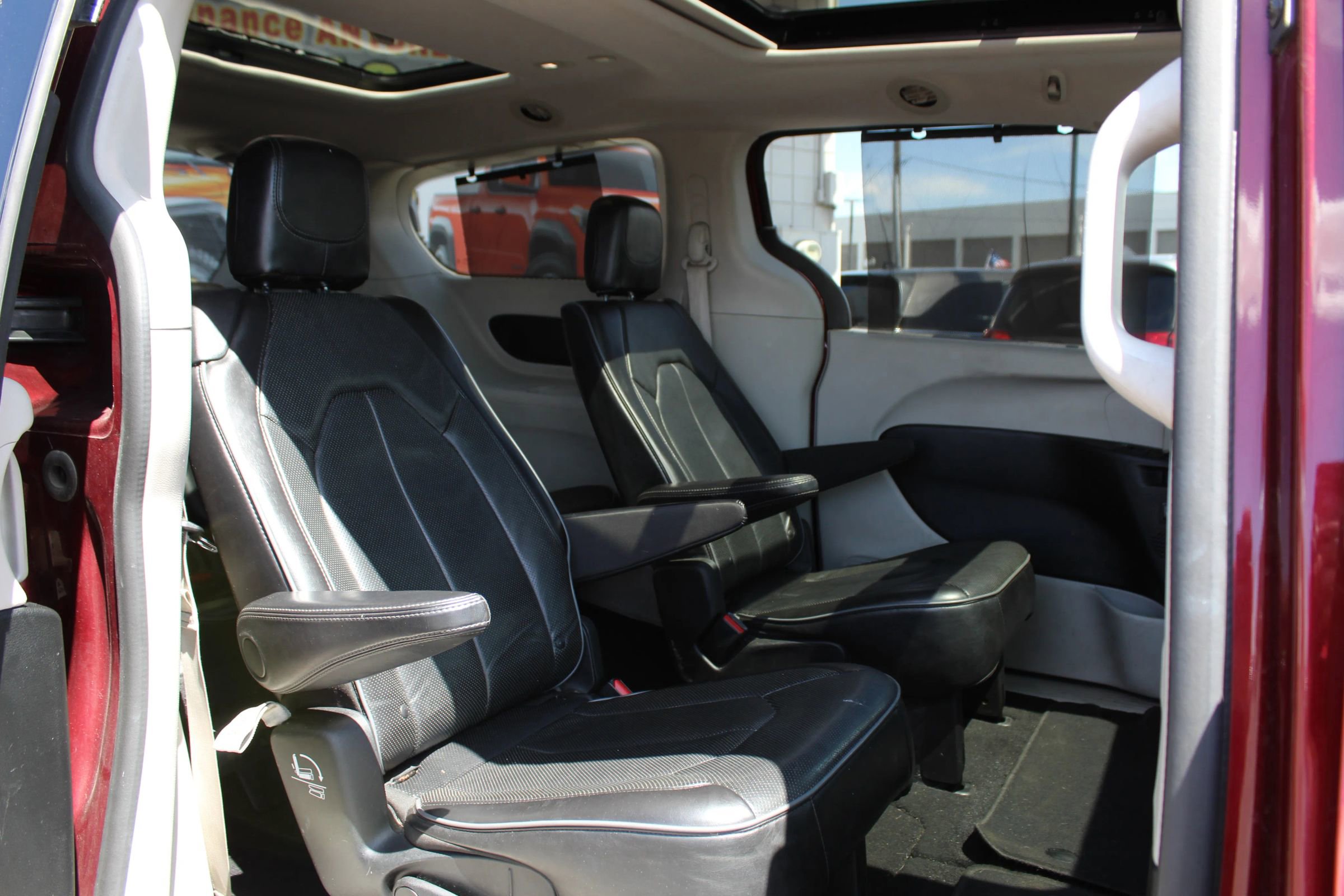 Used 2018 Chrysler Pacifica Limited FWD image 19