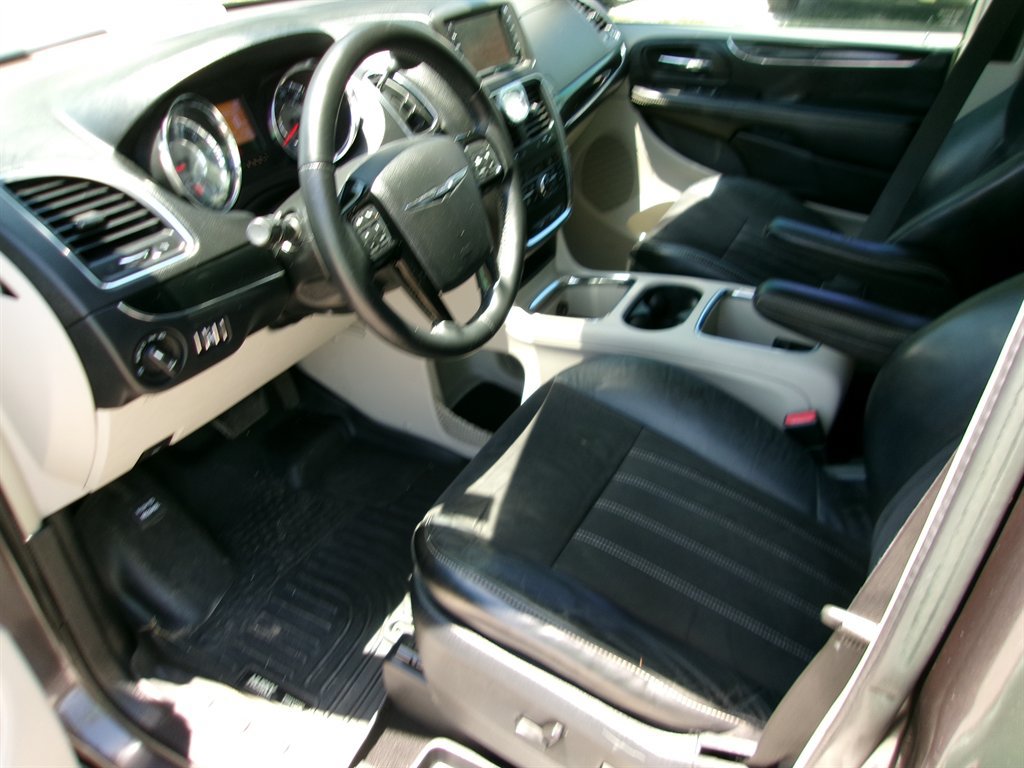Used 2015 Chrysler Town & Country Limited FWD image 14
