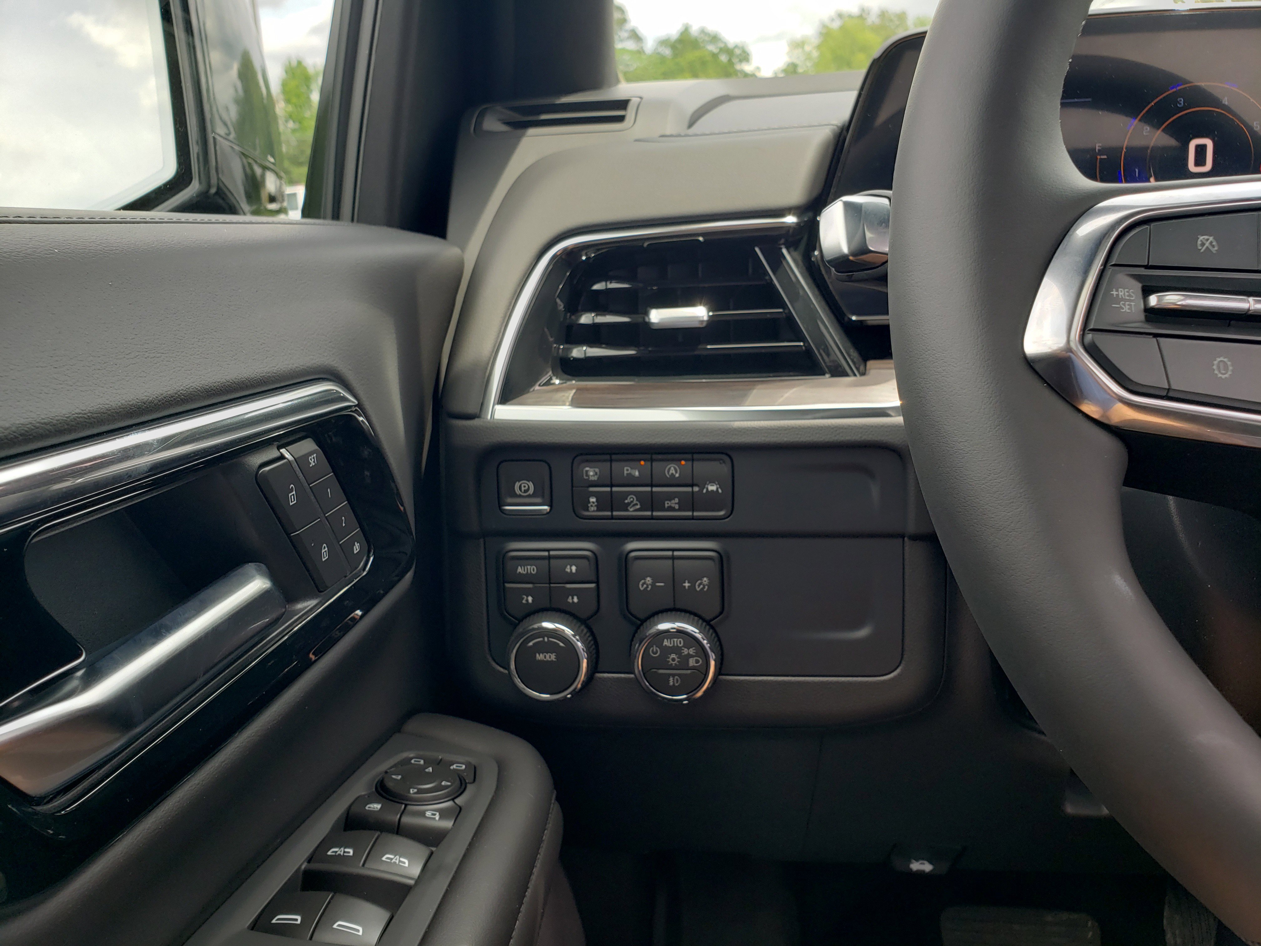 New 2026 Chevrolet Suburban Z71 w/ Comfort Package AWD/4WD image 14