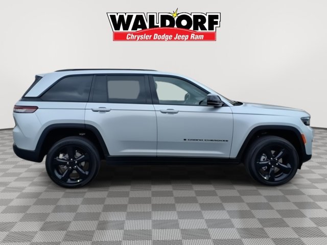 New 2025 Jeep Grand Cherokee Altitude AWD/4WD image 2