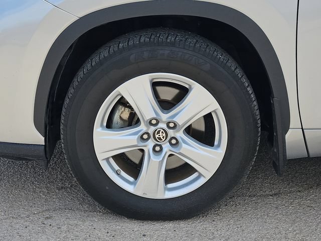 Used 2024 Toyota Highlander LE AWD/4WD image 9