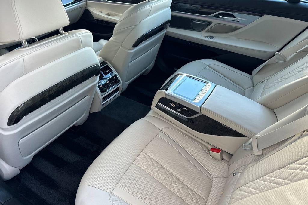 Used 2022 BMW ALPINA B7 xDrive w/ Luxury Rear Seating Package image 12