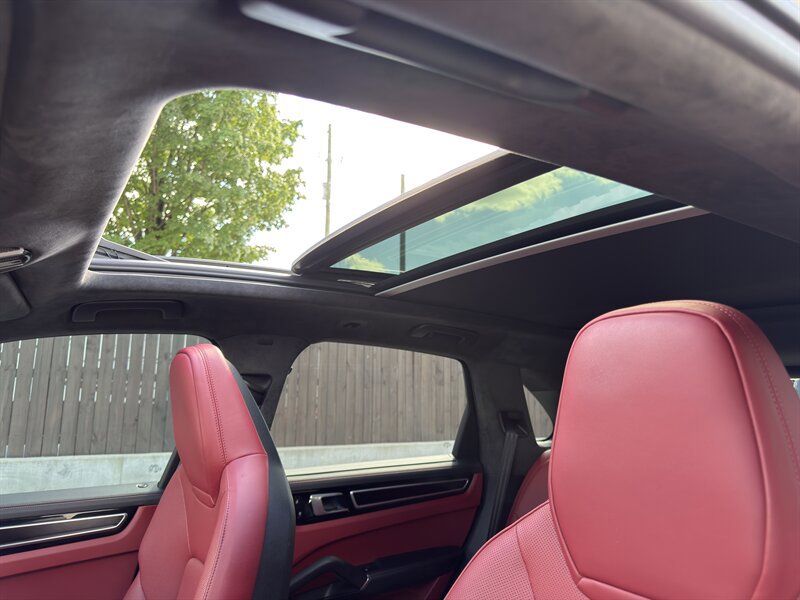 Used 2022 Porsche Cayenne GTS AWD/4WD image 23
