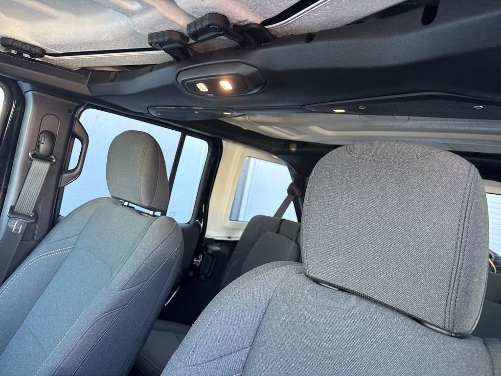 Used 2025 Jeep Wrangler Unlimited Sahara image 13