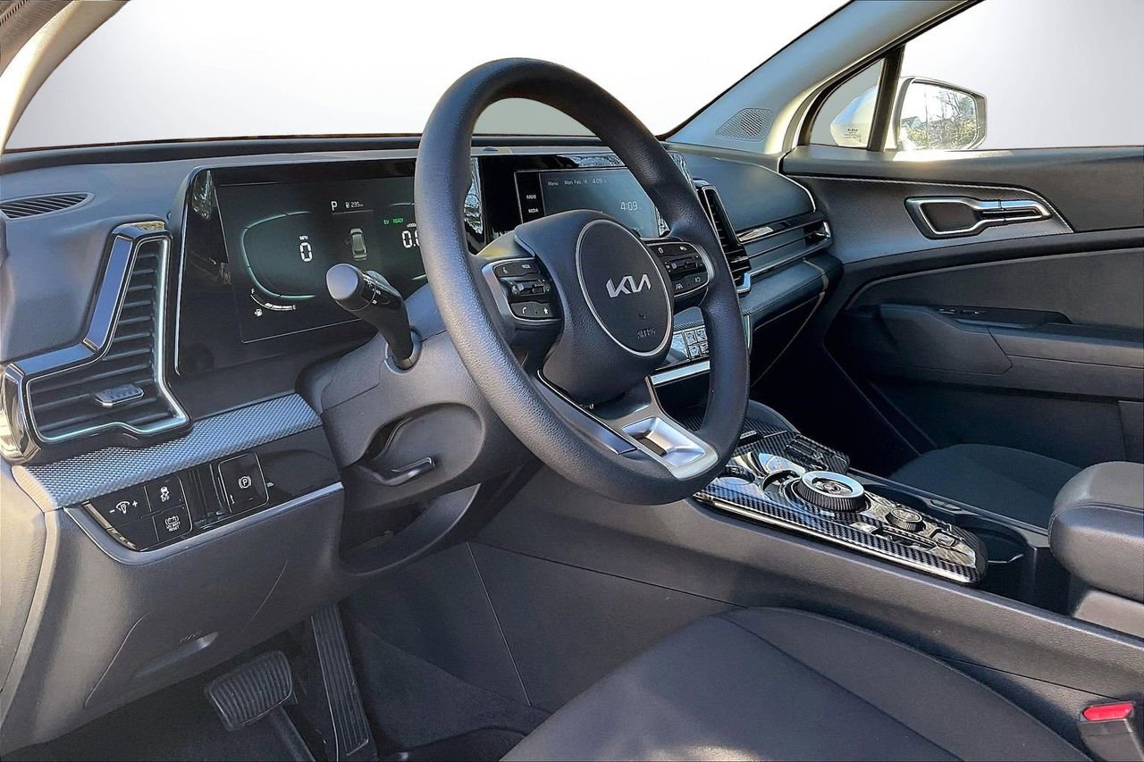 Used 2025 Kia Sportage LX image 18