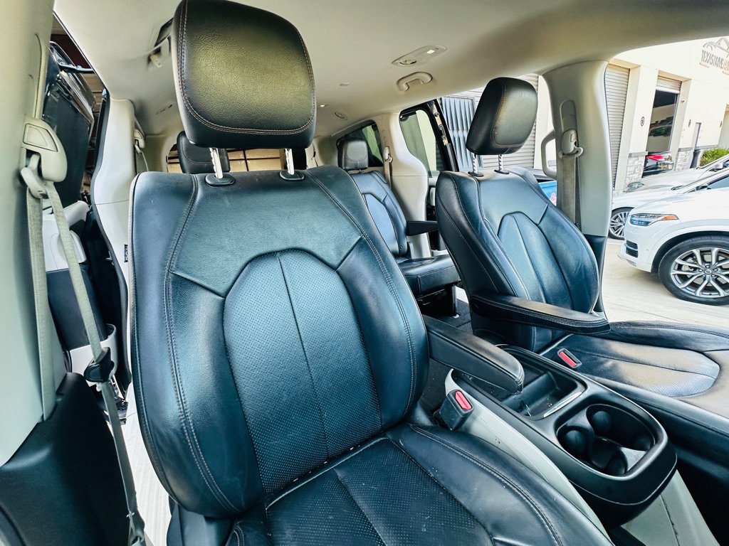 Used 2019 Chrysler Pacifica Touring-L FWD image 31