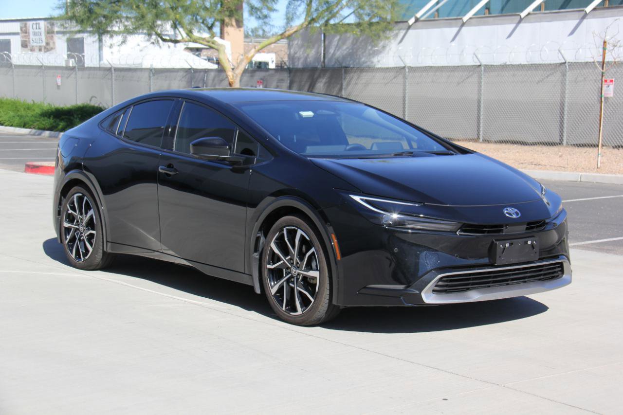 Used 2025 Toyota Prius Plug-In Hybrid image 3