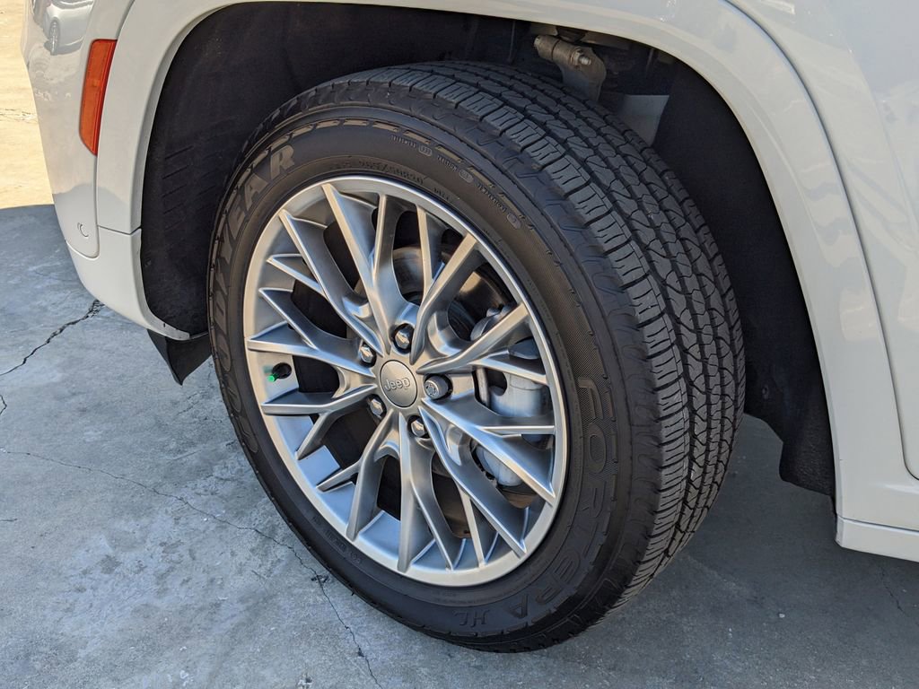 Used 2022 Jeep Grand Cherokee Summit w/ Luxury Tech Group V image 40