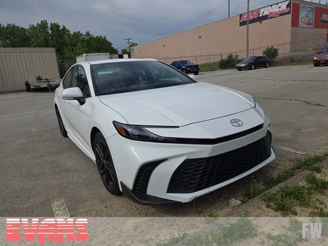 Used 2025 Toyota Camry SE FWD image 1