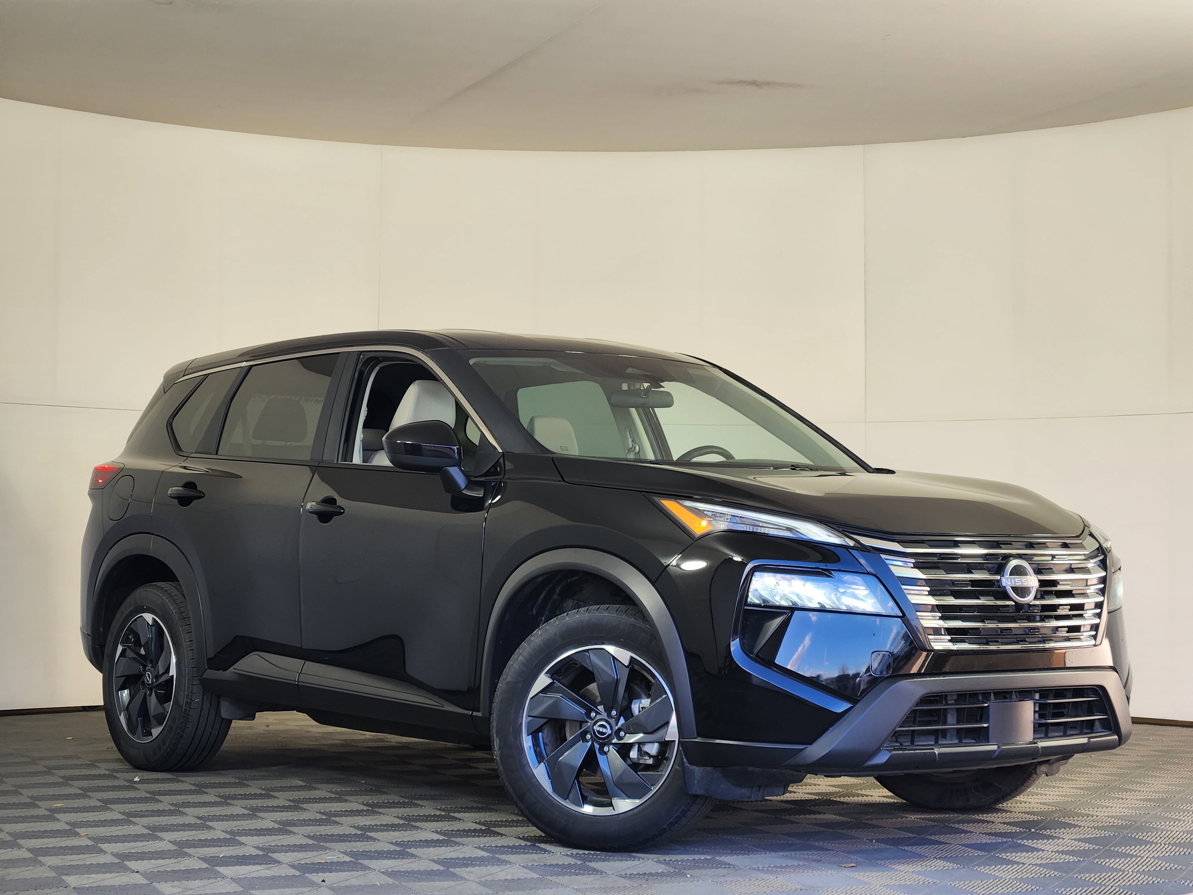 Used 2025 Nissan Rogue SV image 1