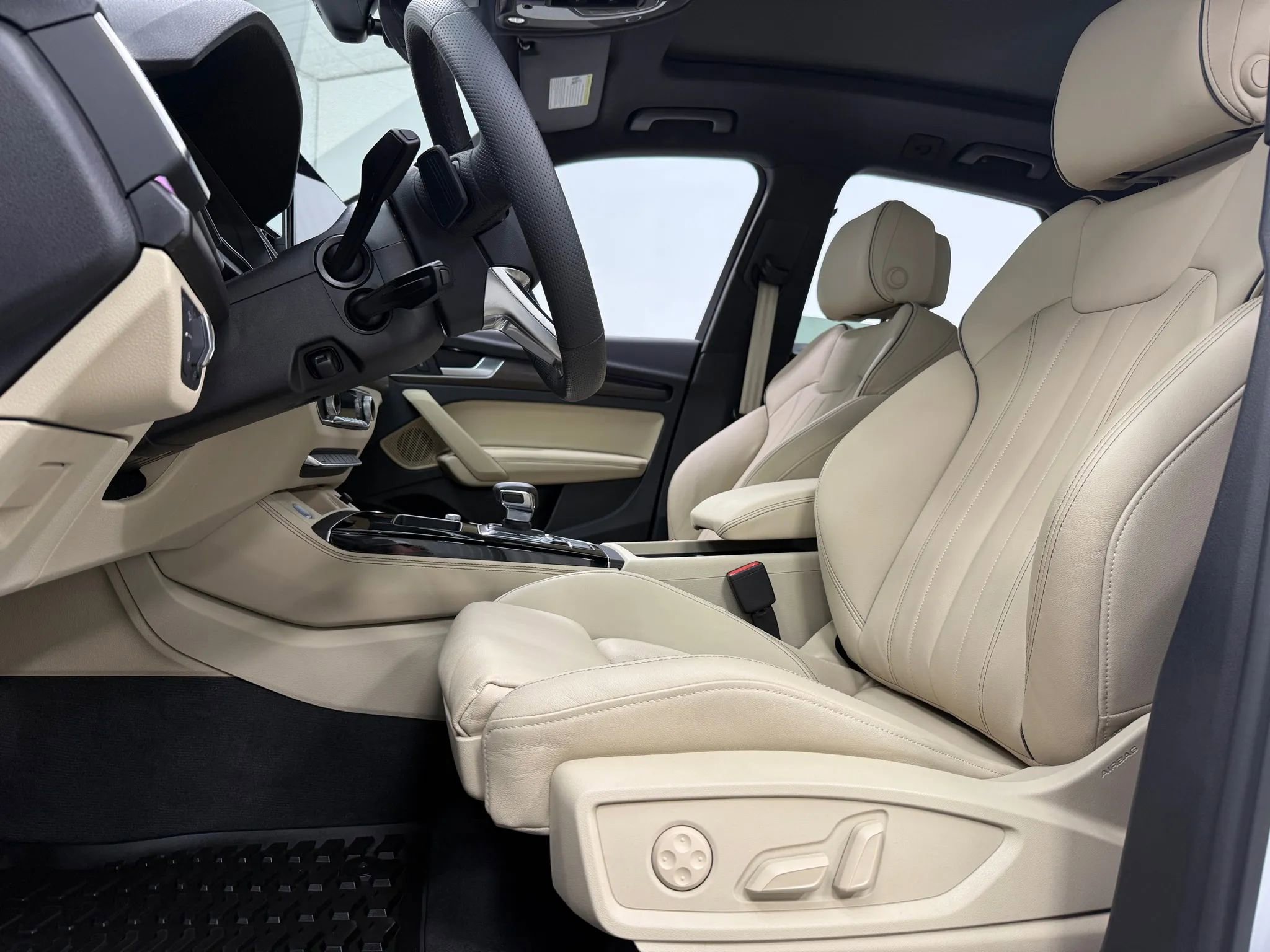 Used 2025 Audi Q5 e Premium Plus w/ Premium Plus Package image 14