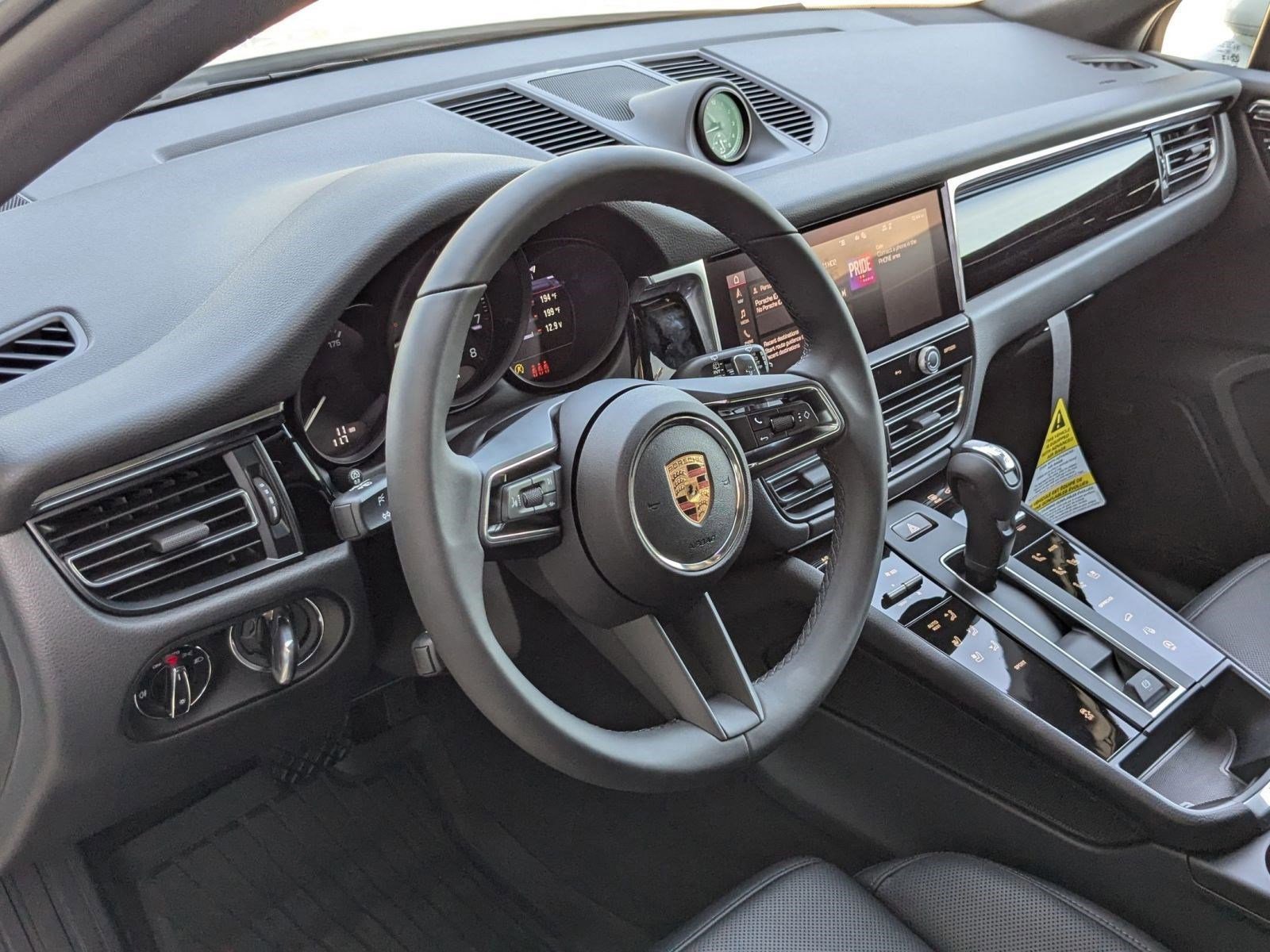 Certified 2025 Porsche Macan image 4
