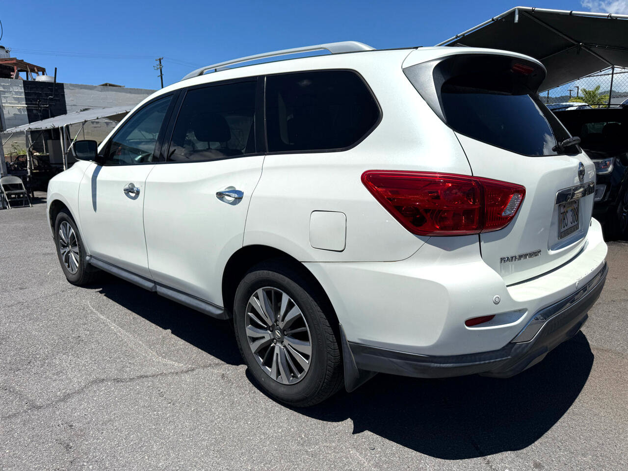 Used 2017 Nissan Pathfinder SV image 2