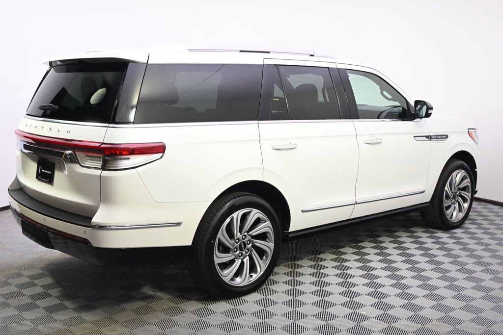 Used 2023 Lincoln Navigator Reserve image 7