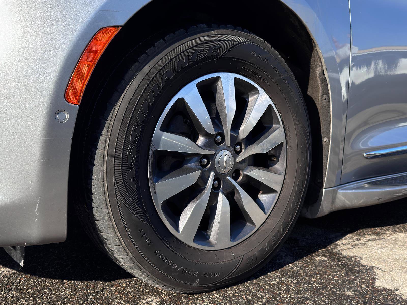 Used 2020 Chrysler Pacifica Touring-L Plus image 14