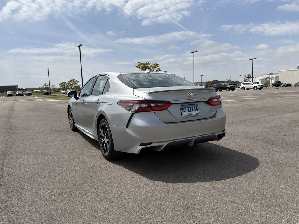 Used 2023 Toyota Camry SE FWD image 3