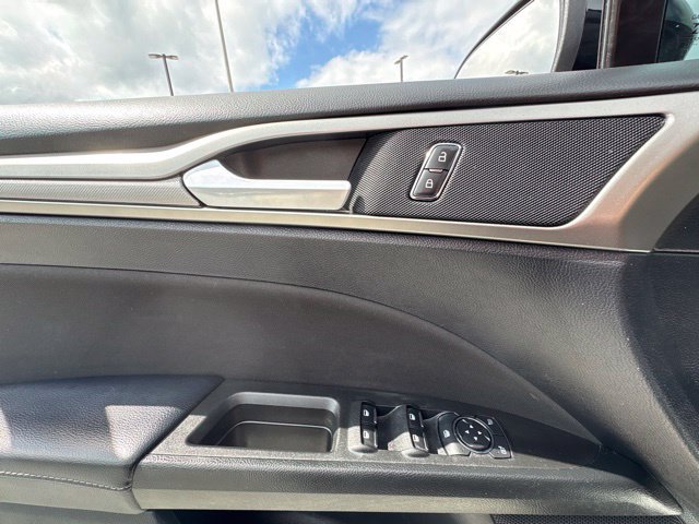 Used 2019 Ford Fusion SE FWD image 11