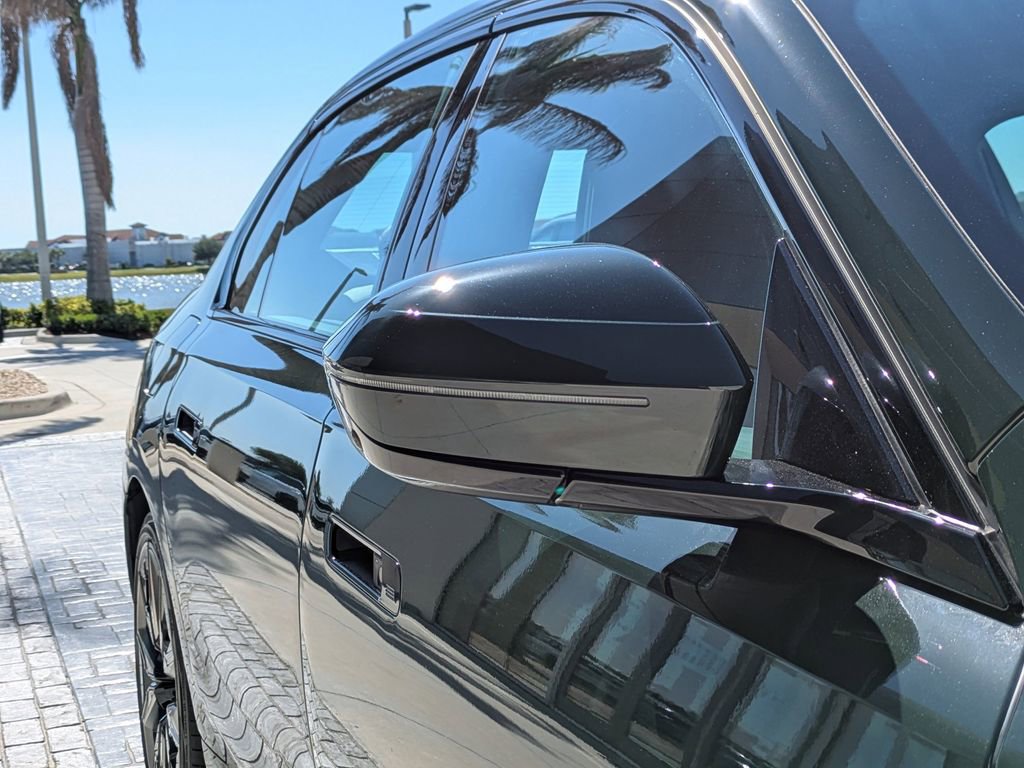 Used 2025 BMW 760i xDrive w/ Executive Package image 13