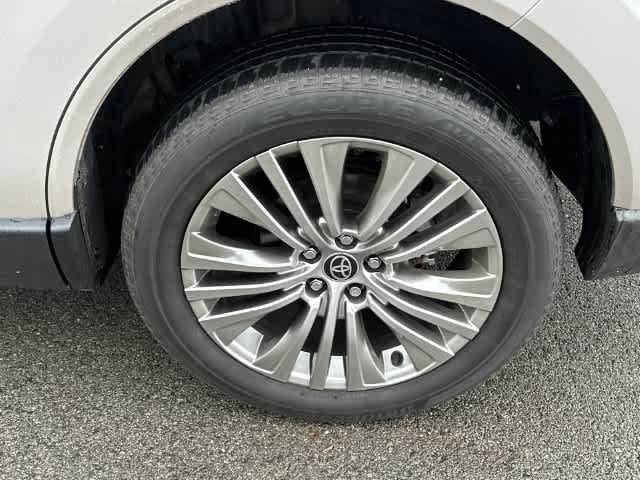 Used 2023 Toyota Venza XLE AWD/4WD image 5
