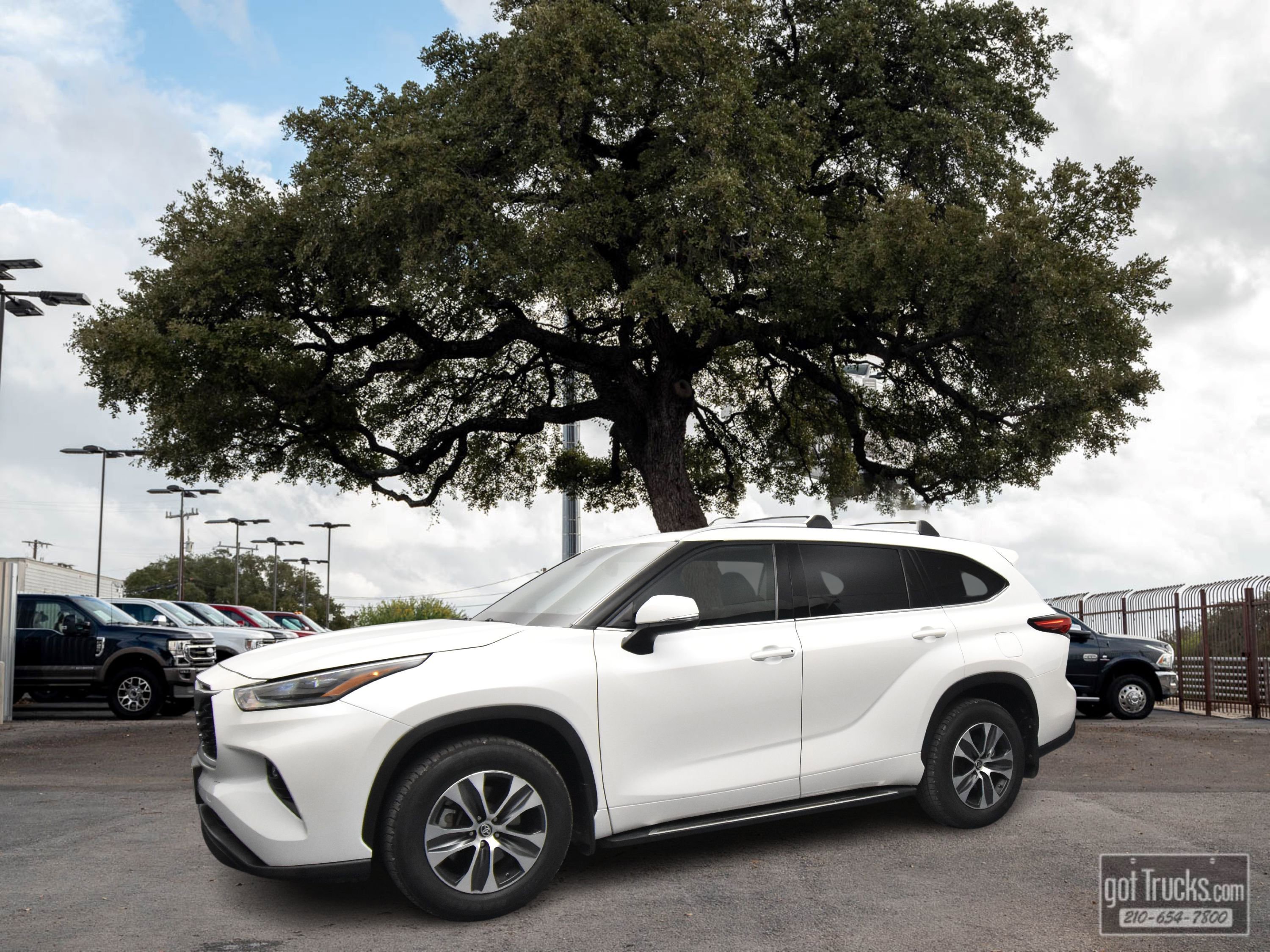 Used 2021 Toyota Highlander XLE AWD/4WD video 1
