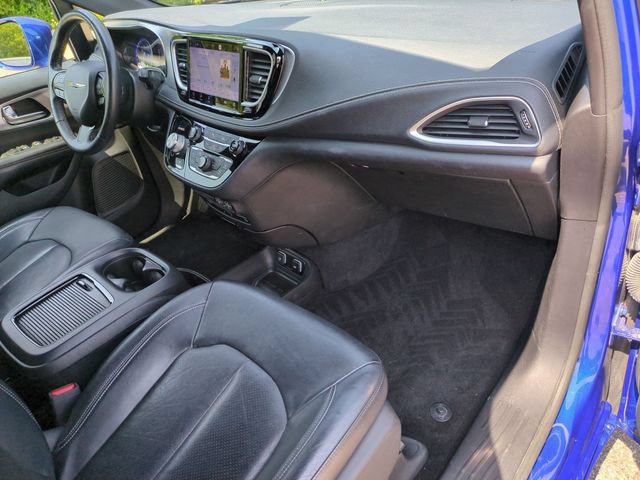 Used 2021 Chrysler Pacifica Touring-L w/ Uconnect Theater Family Group FWD image 19