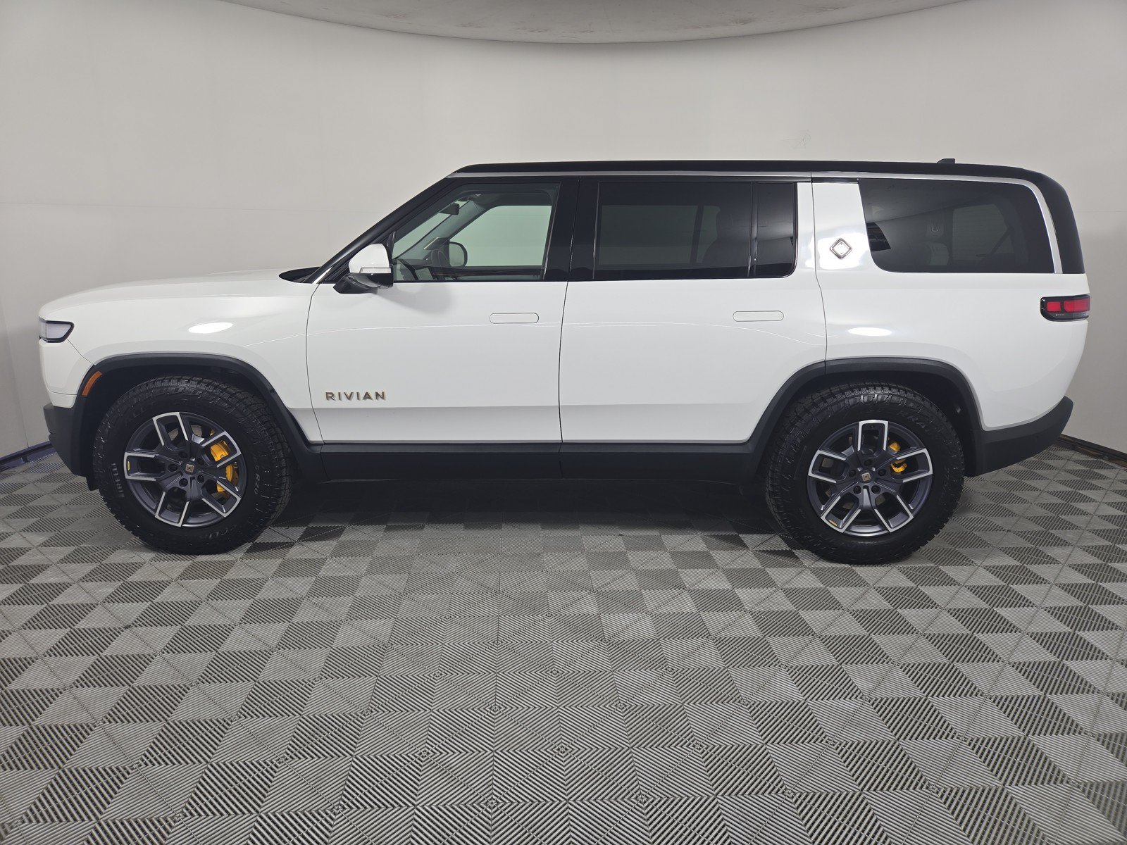 Used 2023 Rivian R1S Adventure AWD/4WD image 36