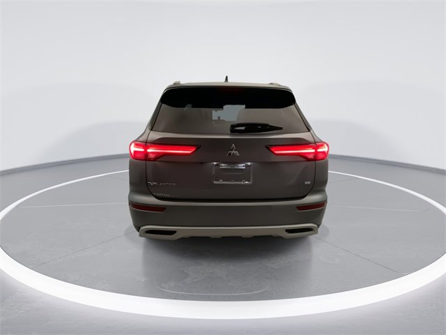 Used 2023 Mitsubishi Outlander SE image 3