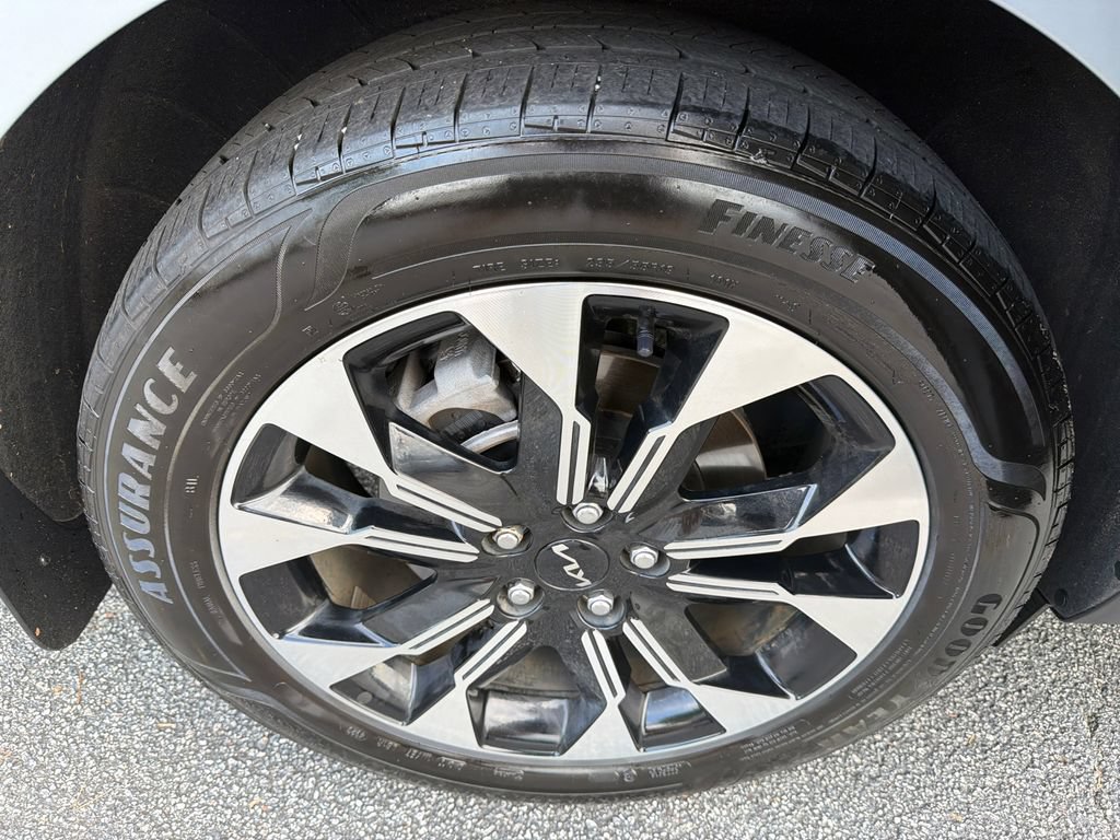 Used 2024 Kia Carnival EX FWD image 16