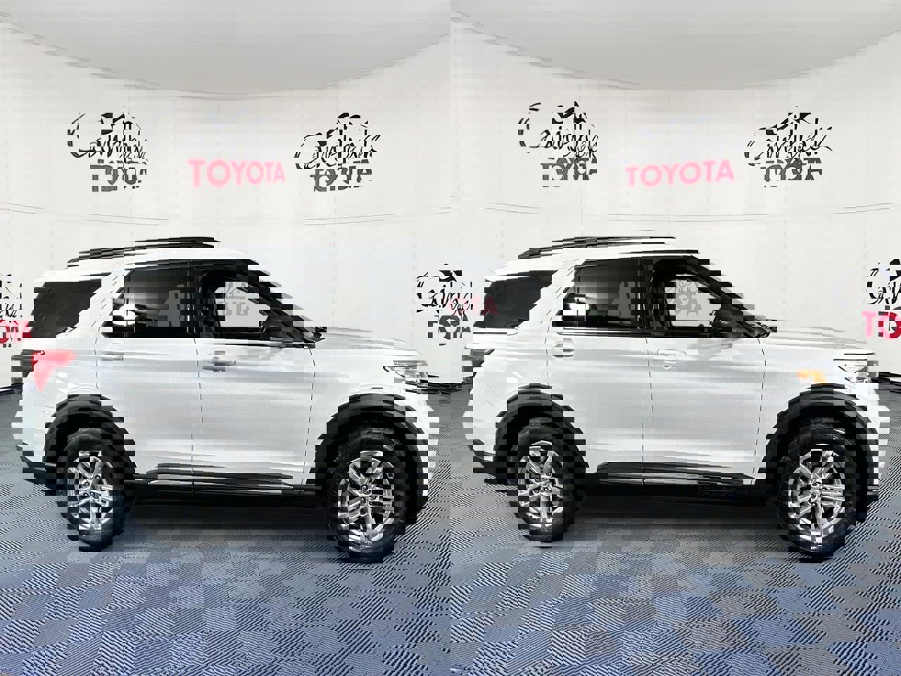 Used 2022 Ford Explorer XLT w/ Equipment Group 202A image 9