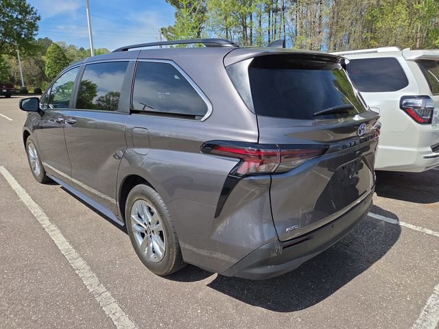 Used 2024 Toyota Sienna XLE w/ XLE Plus Package image 5